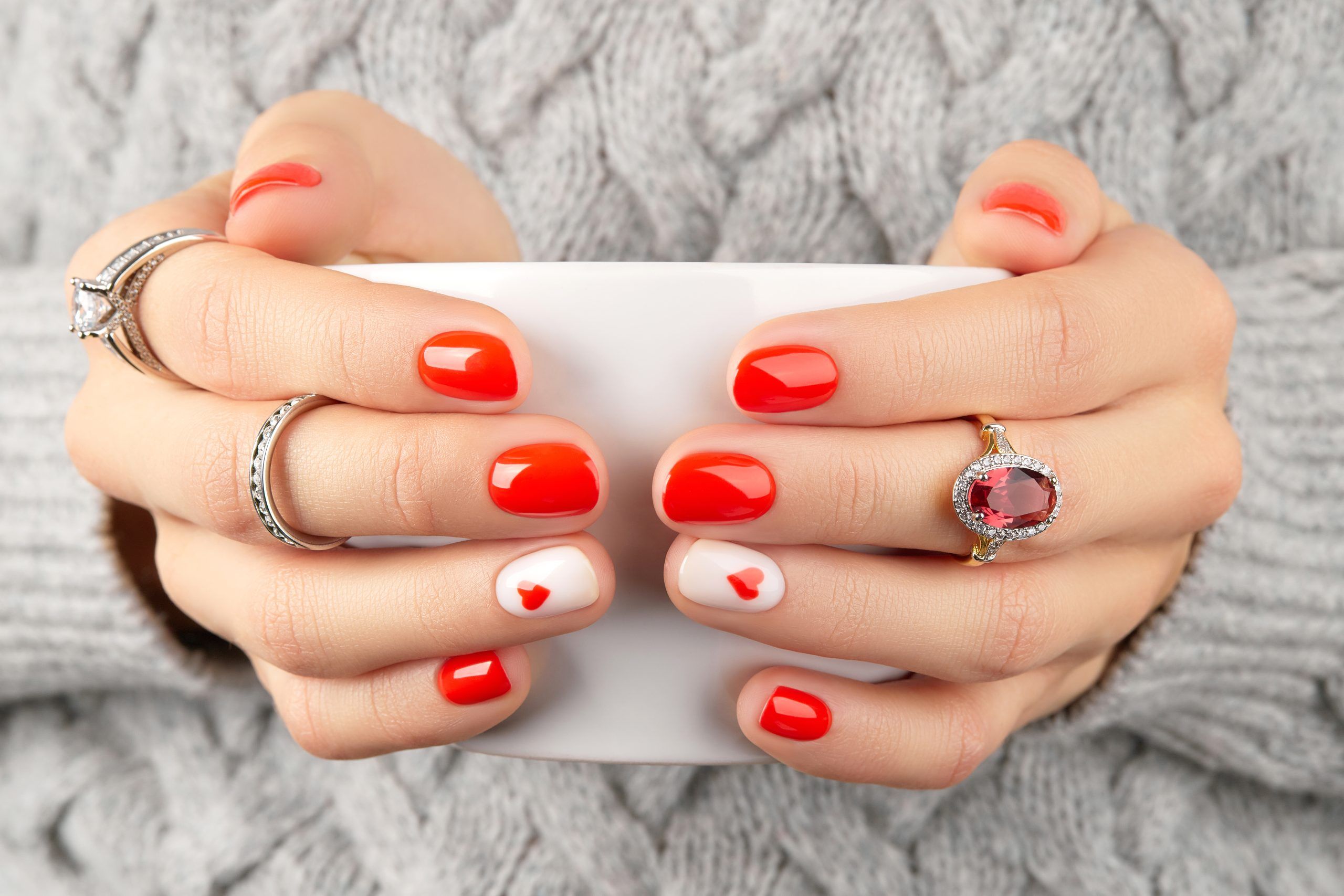 Manicura con corazón, uñas 2023 Carmesina peluqueria y estetica en valencia mechas balayage valencia